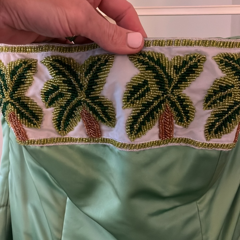 Elegant Green Dress with Palm Embroidery - Picture 2 of 5